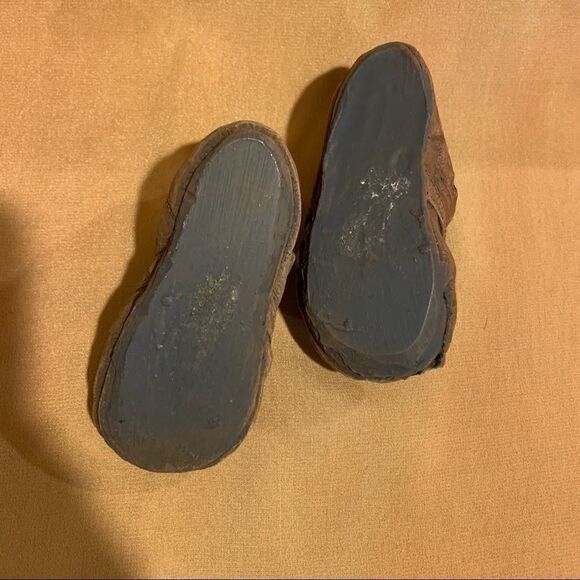 Resin ‘bronzed’ baby shoes nursery ornament - Picture 4 of 4